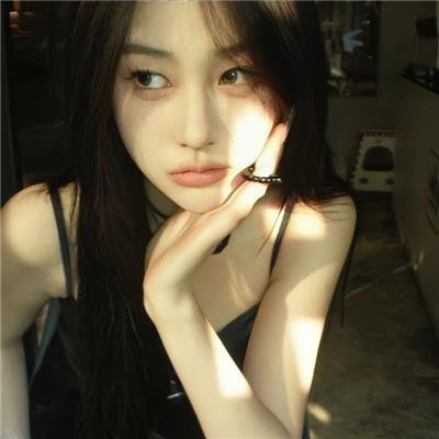 随盲柳入眠的女人
